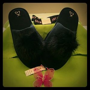 Victoria's Secret Pom Pom Slipper 11004 P4